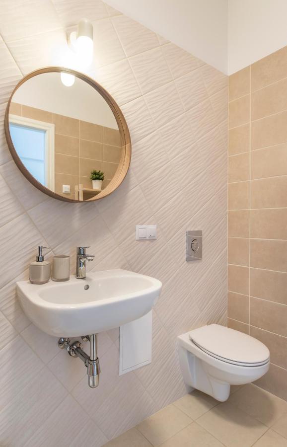 Cozy Modern Studio - Great For Short Trips Riga Bagian luar foto